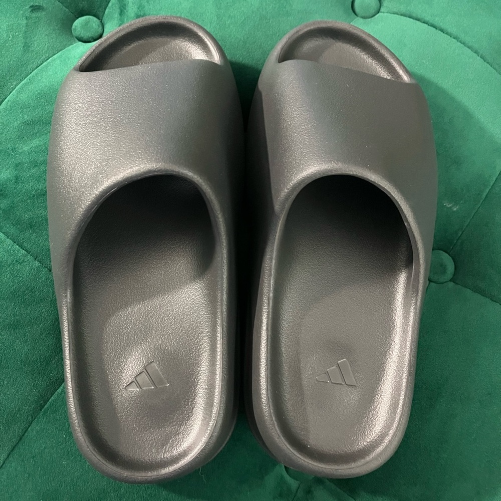 Yeezy slide onyx size 8 mens